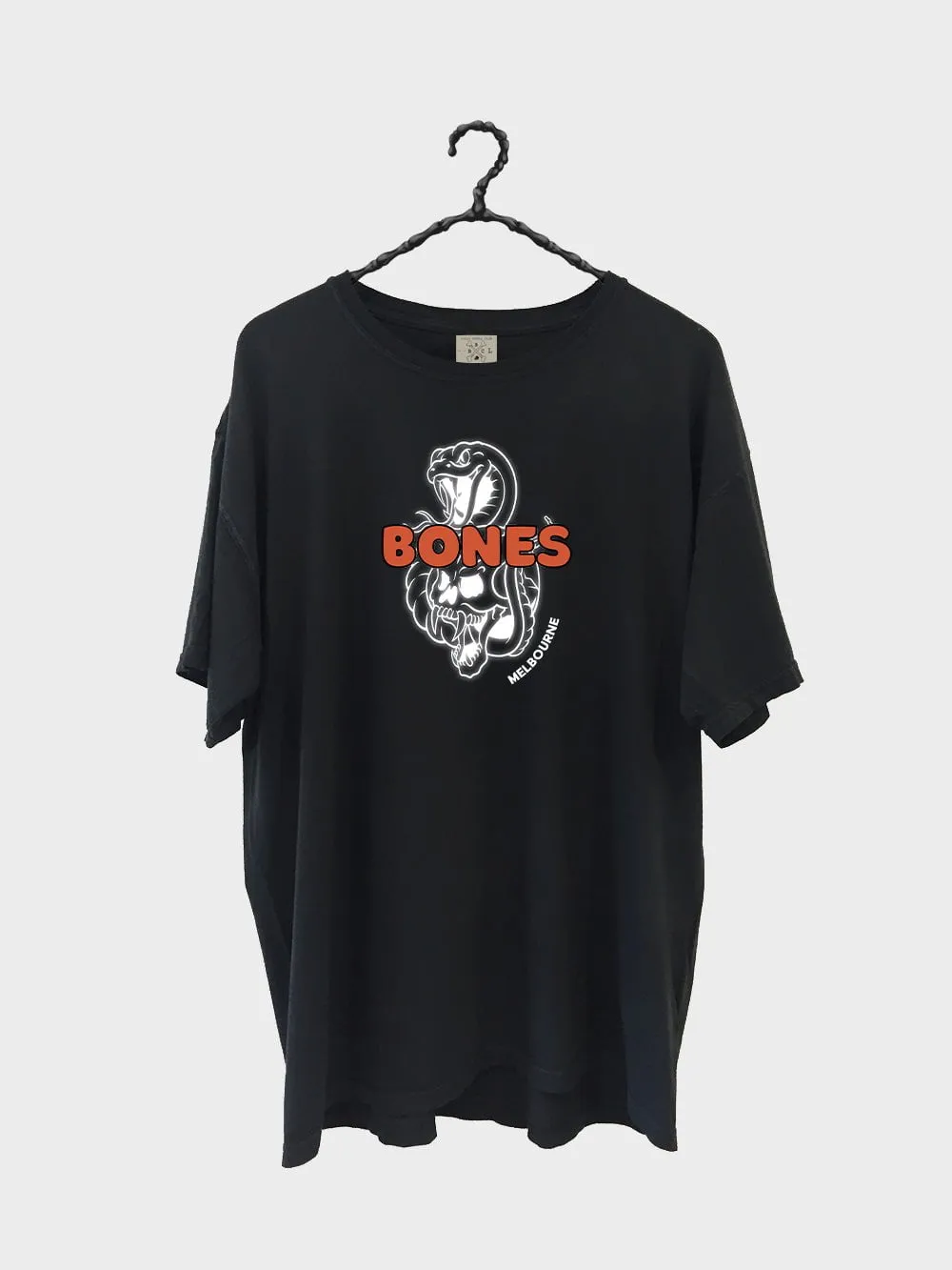 BILLY BONES CLUB THE DIVE BAR TEE IN VINTAGE BLACK